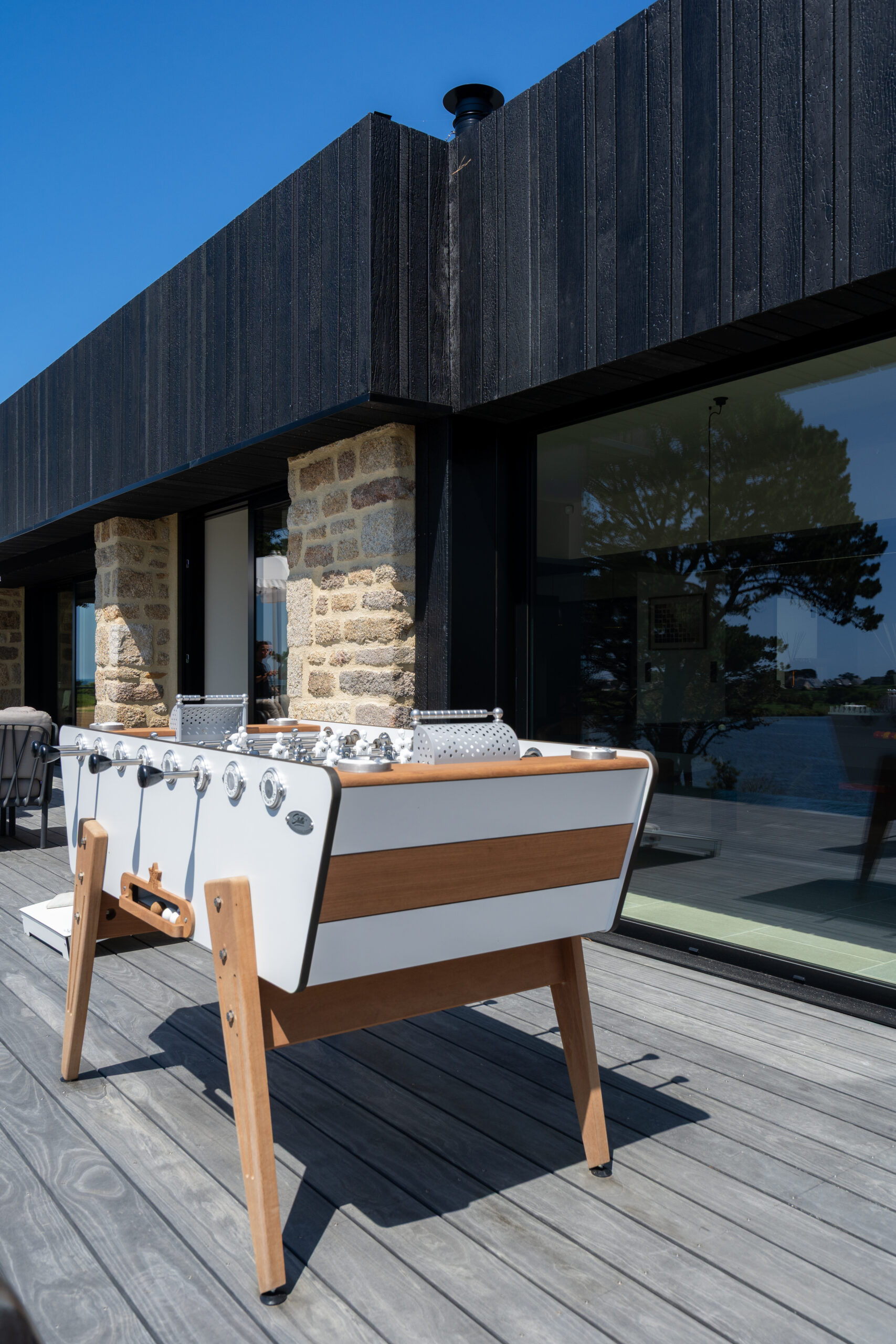 Babyfoot design sur la terrasse des Hauts du Fort pour profiter d'un moment en famille