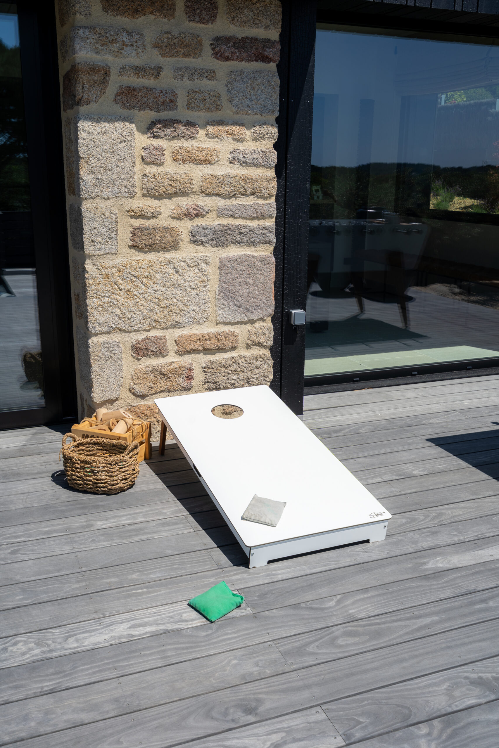 Jeu de Cornhole sur la terrasse des Hauts du Fort pour profiter de moments entre amis