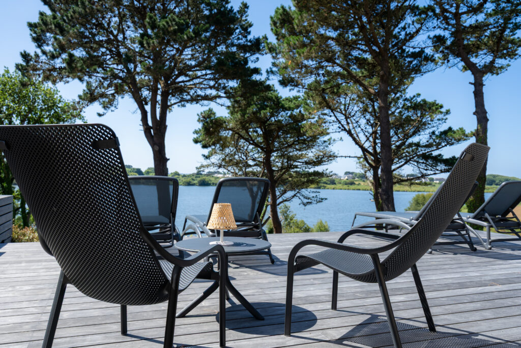 Vue sur l'étang de Lannenec deuis la terrasse d'une des chambres des Hauts du Fort
