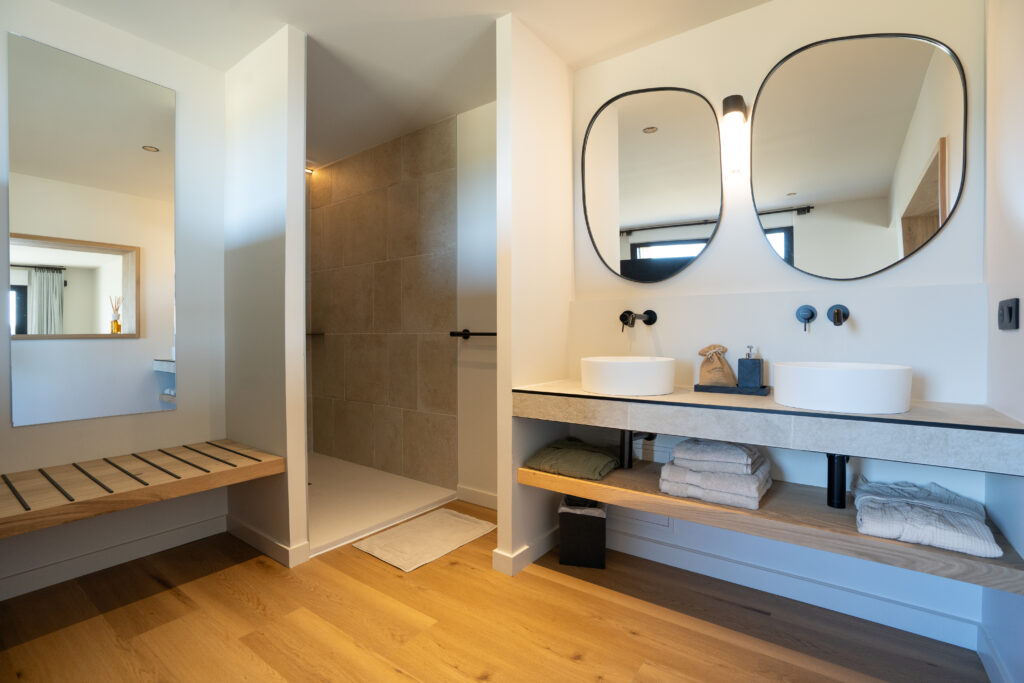 Salle de bain double vasque et douche à l'italienne dans l'une des chambres des Hauts du Fort