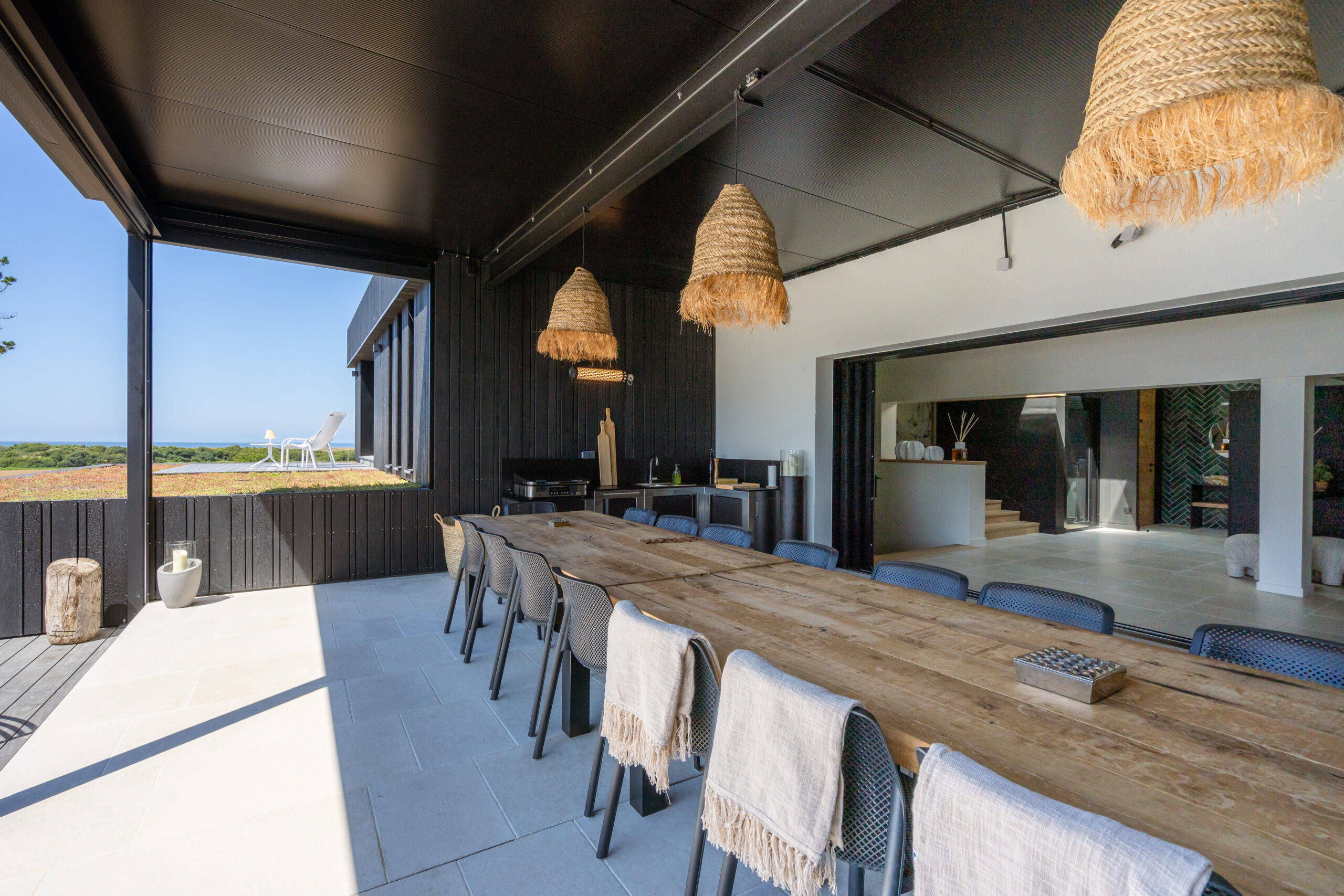 Cuisine d'extérieur avec plancha et table conviviale jusqu'à 18 personnes